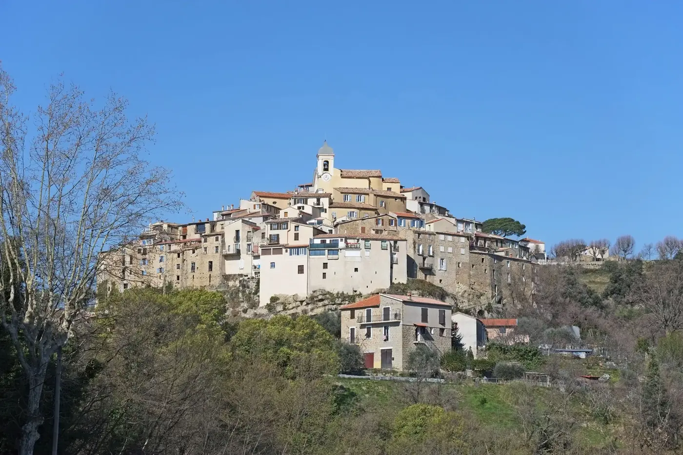 Village de Berre-les-Alpes dans les Alpes-Maritimes, à 30 min de Nice