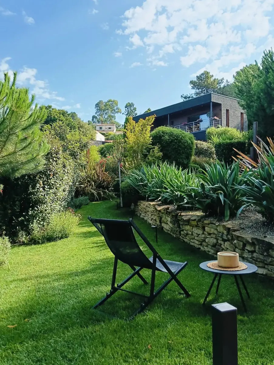 Chaise longue dans le jardin de Julie à Berre-les-Alpes, Alpes-Maritimes