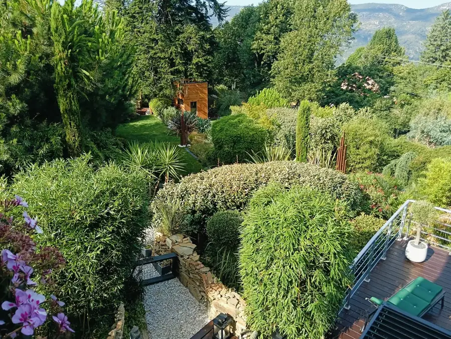 Vue d'ensemble du jardin de Julie à Berre-les-Alpes, cadre des journées bien-être Chœurs de Femmes