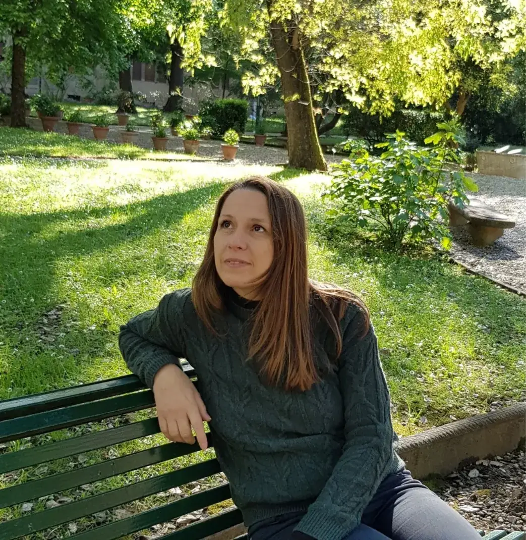 Sonia, thérapeute holistique fondatrice de Voix Sana, dans un cadre naturel à Berre-les-Alpes